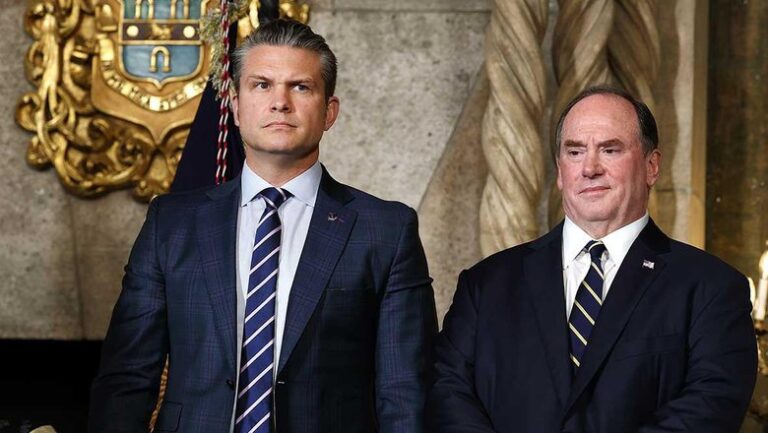 Axios рассказал о конфликте между уволенным министром ВМС США и Хегсетом