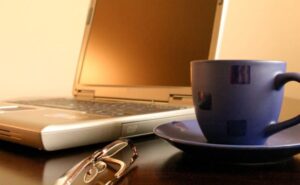 Ухилянт-путешественник, Мерц и меры, путь к резиновым бабам: утренний кофе с EADaily