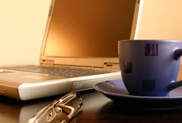 Ухилянт-путешественник, Мерц и меры, путь к резиновым бабам: утренний кофе с EADaily