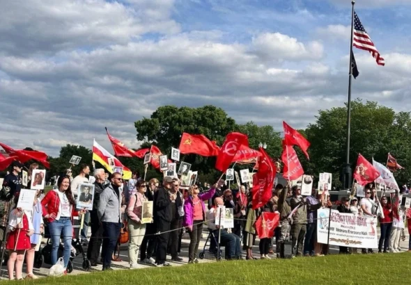 «Бессмертный полк» прошёл по центру Вашингтона с портретами ветеранов