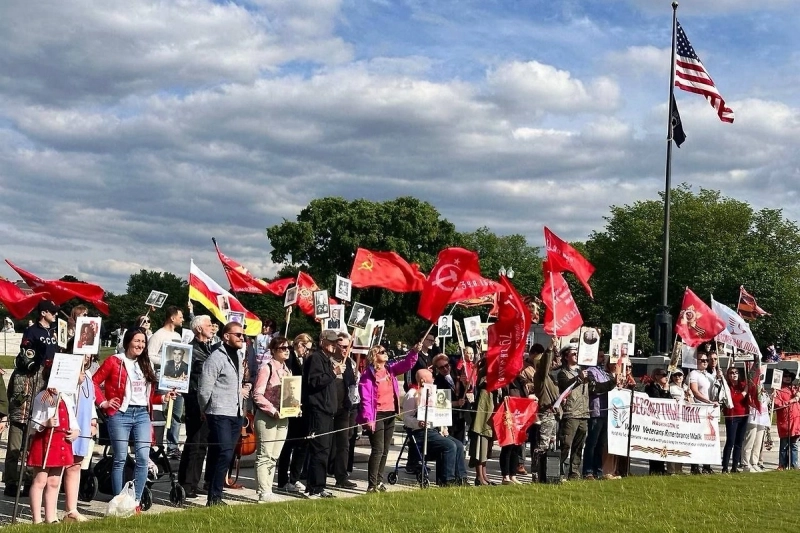 «Бессмертный полк» прошёл по центру Вашингтона с портретами ветеранов