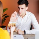 Почему трудно принимать комплименты и хочется обесценить ответ