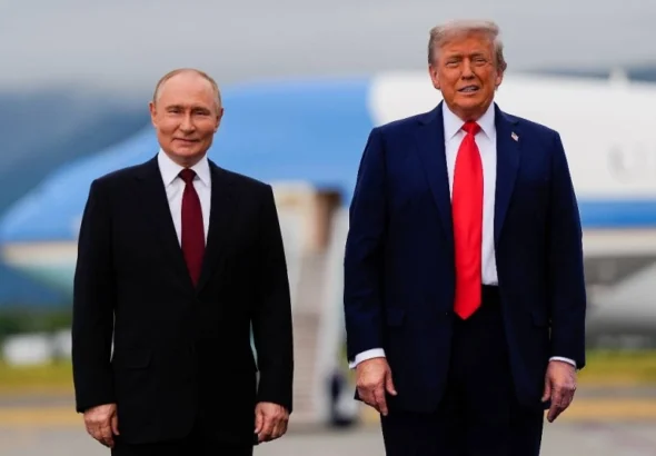 Фото с Путиным стало единственным групповым снимком Трампа в Пальмовой комнате