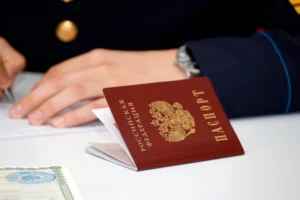 В ХМАО суд вернул паспорт женщине, оскорблявшей русских
