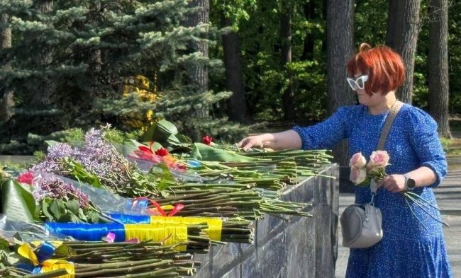В Киеве и Харькове люди несут цветы к Вечному огню